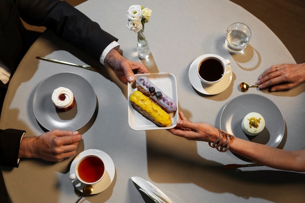 Kostenloses Foto top-view-freunde mit mittagessen in einem luxusrestaurant
