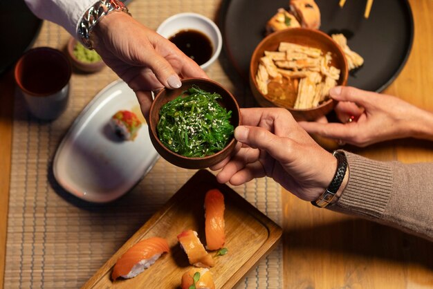 Top-View-Freunde mit Mittagessen in einem Luxusrestaurant