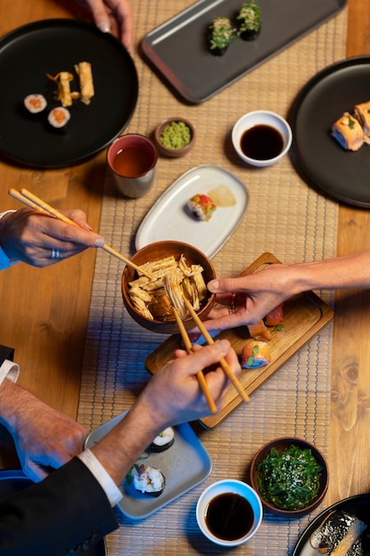 Top-View-Freunde mit Mittagessen in einem Luxusrestaurant