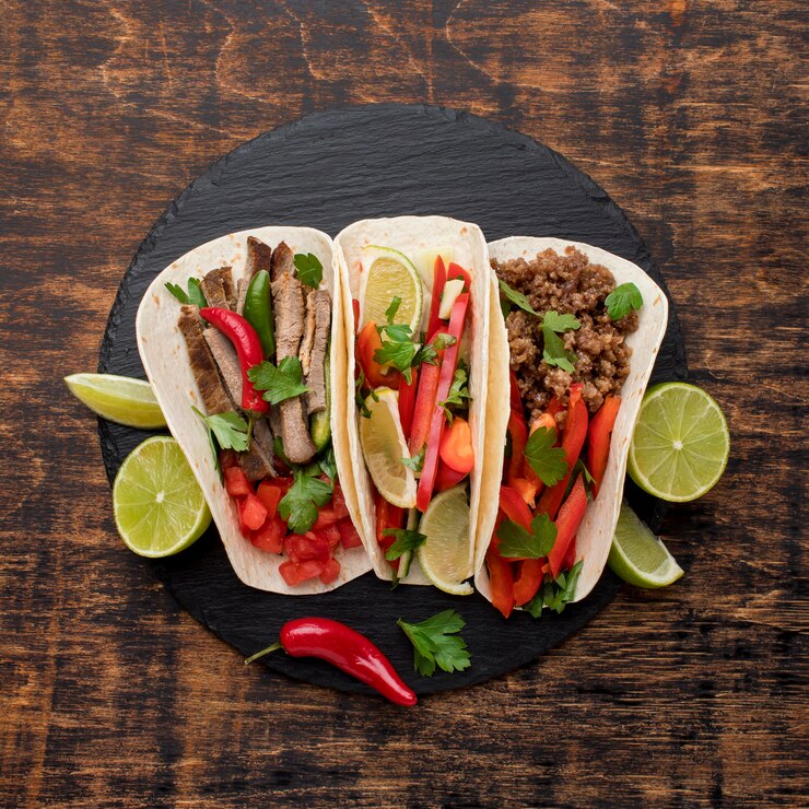 Kostenlose Foto top-view frisches mexikanisches essen mit limette