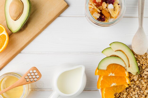 Top View Frühstücksarrangement mit Joghurt und Müsli