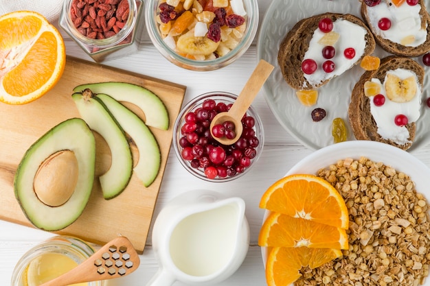 Top View Frühstücksarrangement mit Joghurt und Obst