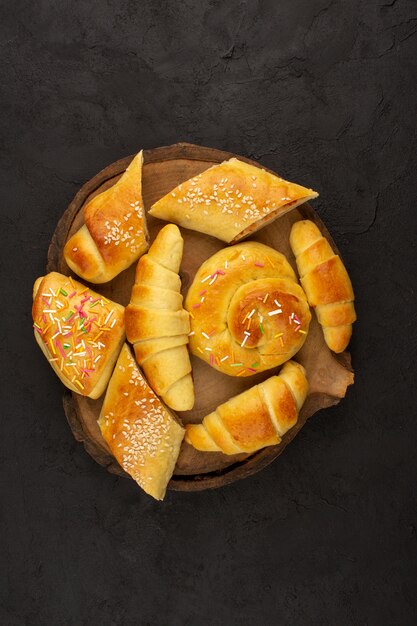 Top View Gebäck zusammen mit Croissants auf dem dunklen Boden