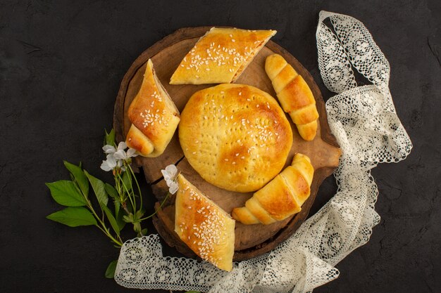 Top View Gebäck zusammen mit Croissants süß lecker lecker auf dem dunklen Boden