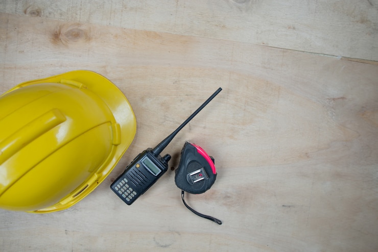 Kostenlose Foto top-view-ingenieur-tisch bei der arbeit
