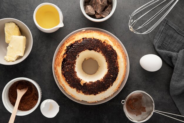 Top-View köstlicher handgefertigter Kuchen auf einem Teller