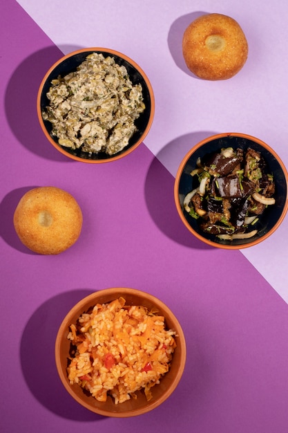 Kostenloses Foto top-view köstliches essen auf dem tisch stillleben