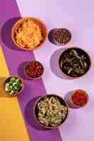 Kostenloses Foto top-view köstliches essen auf dem tisch stillleben