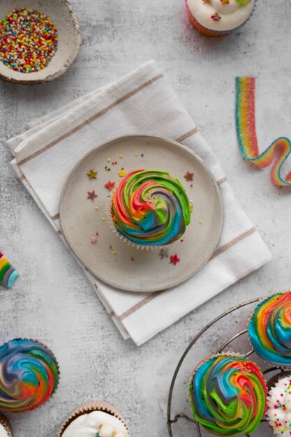 Top-View Regenbogen-Cupcakes Stillleben