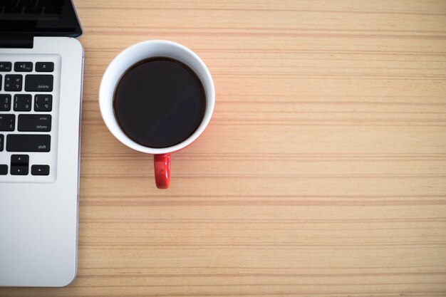 Top View Schreibtisch Arbeit Laptop und Kaffeetasse Notizblock im Home Office.