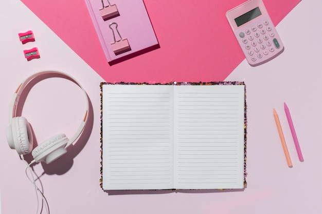 Kostenloses Foto top view schreibtisch minimal offenes notebook und kopfhörer