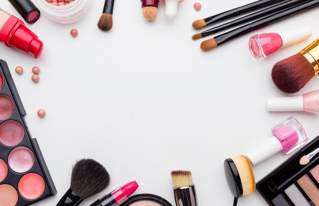 Top-View-Sortiment an Make-up- und Beauty-Produkten