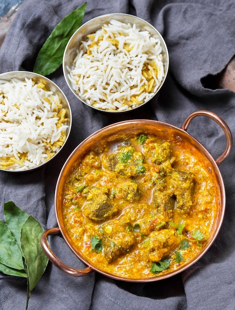 Top View Sortiment mit einem köstlichen pakistanischen Essen