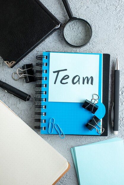Top View Team schriftliche Notiz mit Notizblock und Stift auf weißem Hintergrund Farbe Schule College Büro Job Business Copybook