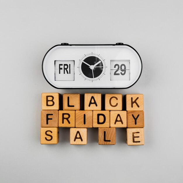 Top-View von Uhr und Black Friday Verkaufswürfeln