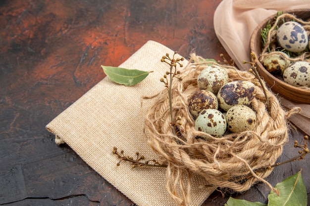 Topp-Blick auf frische Eier vom Bauernhof auf einer Seilrolle auf der Tasche und auf einem Topf auf einem braunen Tisch