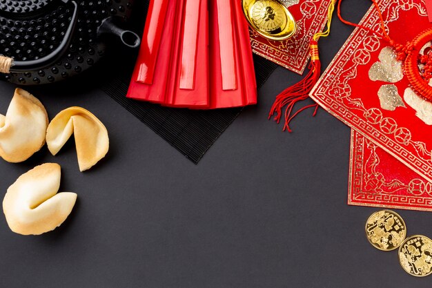 Topview des chinesischen neuen Jahres der Glückskekse und des Teetopfes