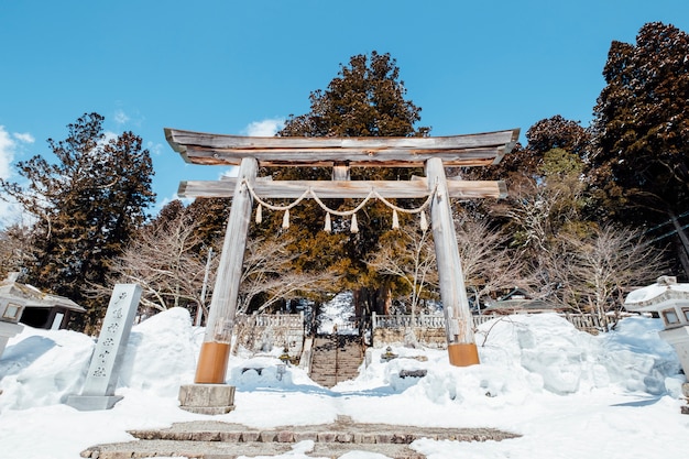 Kostenloses Foto tor-eingangsschrein japans torii in der schneeszene