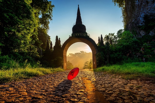 Tor von Khao Na Nai Luang Dharma Park bei Sonnenaufgang in Surat Thani, Thailand.