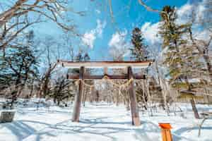 Kostenloses Foto torii-toreingangsschrein japans in der schneeszene, japan