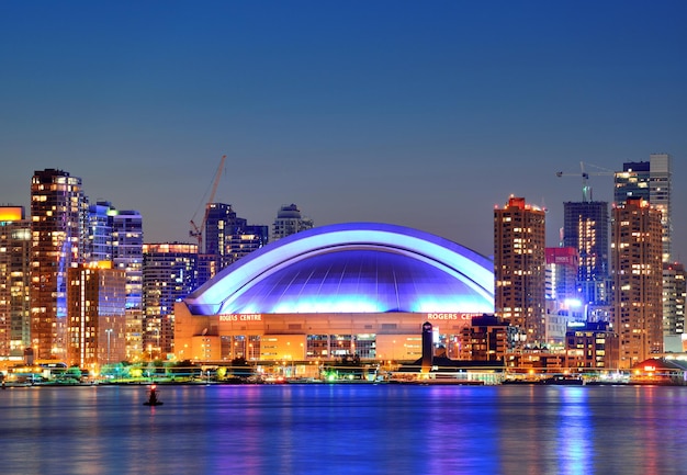 TORONTO, KANADA - 2. JULI: Rogers Centre Nahaufnahme am 2. Juli 2012 in Toronto. Es wurde 1989 als Heimat der Toronto Blue Jays eröffnet und ist das erste mit einziehbarem motorisiertem Dach.