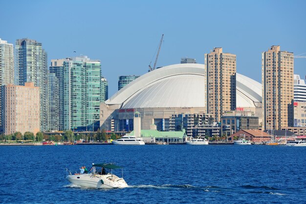 TORONTO, KANADA - 3. JULI: Toronto-Skyline mit Architekturen am 3. Juli 2012 in Toronto, Kanada. Toronto ist mit 6 Millionen Einwohnern die Provinzhauptstadt von Ontario und die größte Stadt Kanadas.