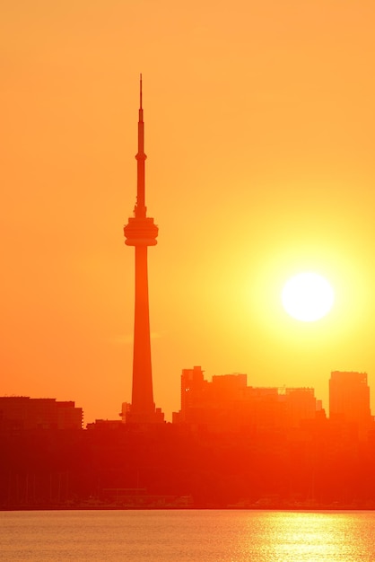 Toronto-Sonnenaufgangschattenbild über See mit Rotton.