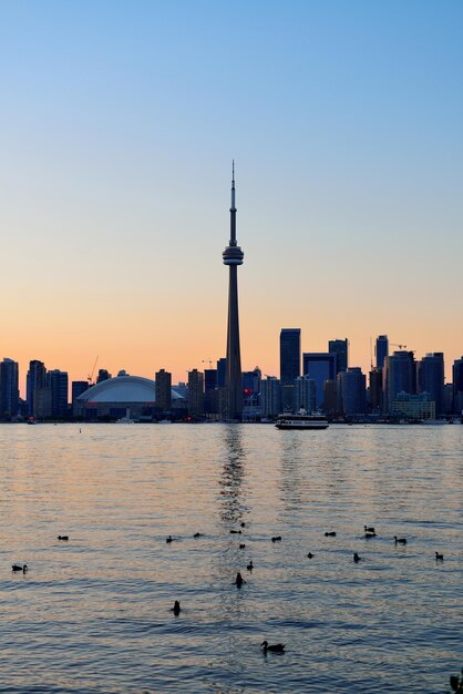 Toronto-Sonnenuntergangschattenbild an der Abenddämmerung über See mit städtischer Architektur.