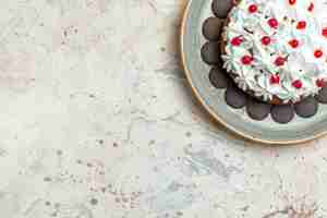 Kostenloses Foto torte der oberen hälfte mit gebäckcreme und schokolade