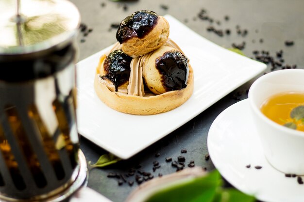 Torte mit Eclairs und Schokolade