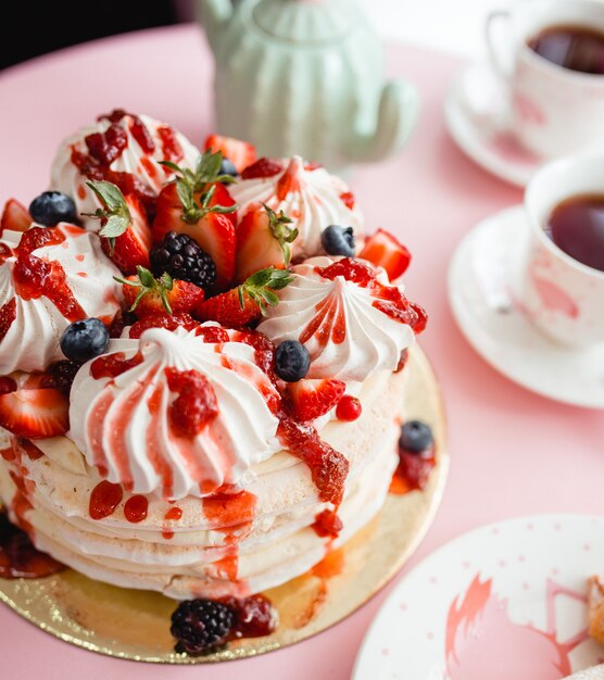 Torte mit verschiedenen Beeren und Sahne