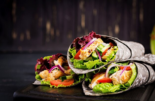 Tortilla mit Tintenfisch mit Hühnchen und Gemüse