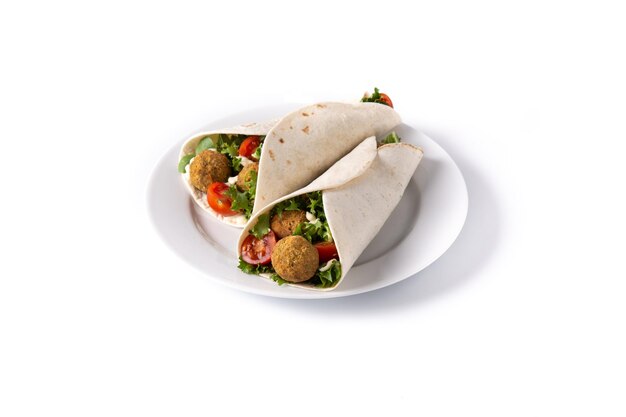 Tortilla-Wrap mit Falafel und Gemüse auf weißem Hintergrund