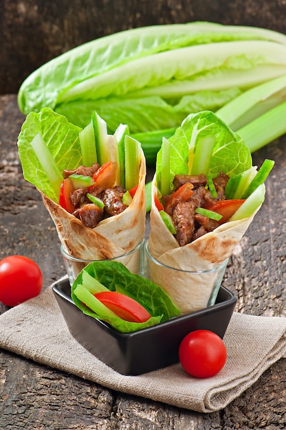 Tortilla Wraps mit Fleisch und frischem Gemüse