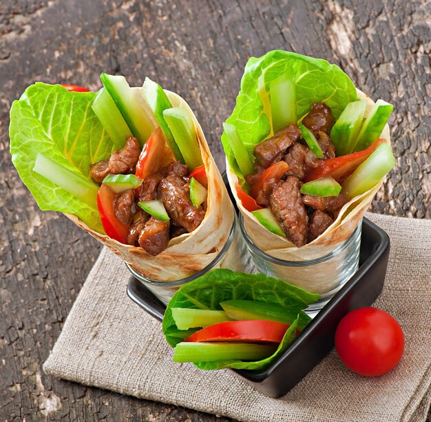 Tortilla Wraps mit Fleisch und frischem Gemüse