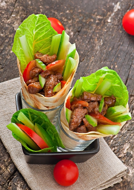 Tortilla Wraps mit Fleisch und frischem Gemüse