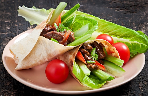 Kostenloses Foto tortilla wraps mit fleisch und frischem gemüse