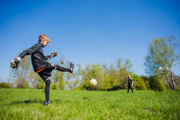 Kostenloses Foto torwart schlägt den ball