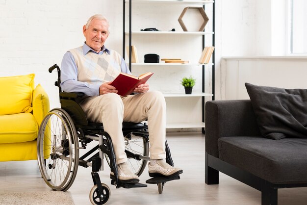 Totale alter Mann sitzt im Rollstuhl