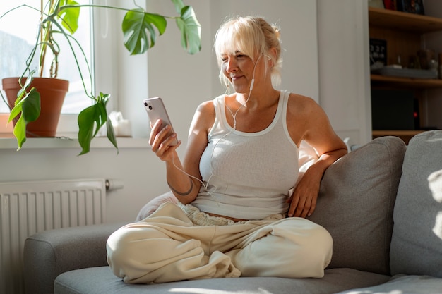 Kostenloses Foto totale aufnahme einer frau, die zu hause chillt