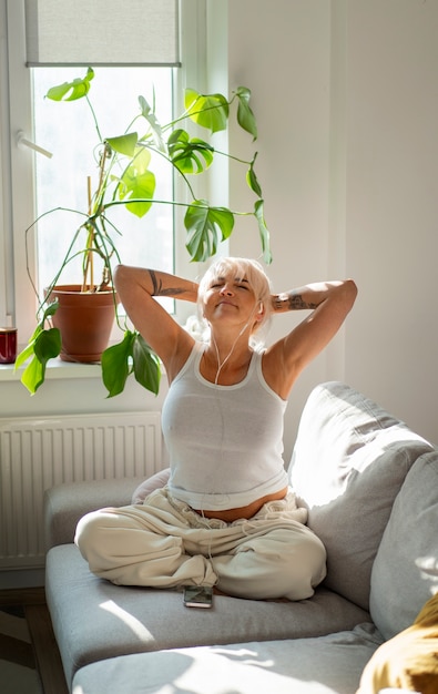 Kostenloses Foto totale aufnahme einer frau, die zu hause chillt