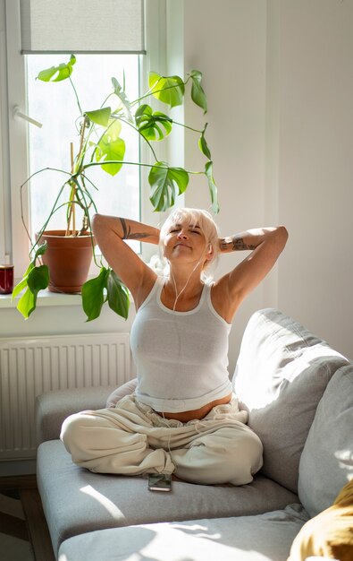 Totale Aufnahme einer Frau, die zu Hause chillt