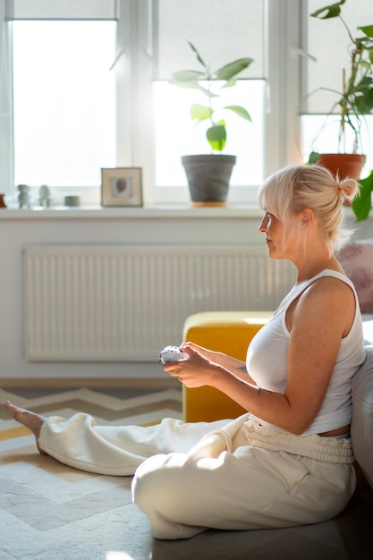 Kostenloses Foto totale aufnahme einer frau, die zu hause chillt