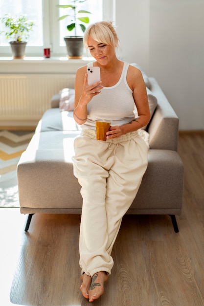 Kostenloses Foto totale aufnahme einer frau, die zu hause chillt