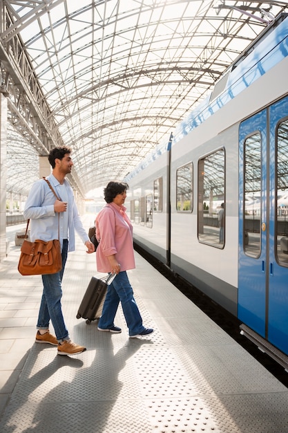 Kostenloses Foto totale aufnahme von menschen, die mit dem zug reisen