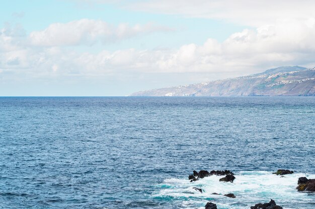 Totale der felsigen Küstenlinie von Insel