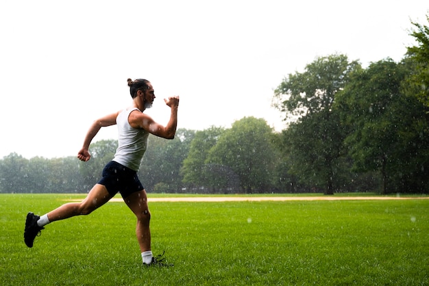 Totale des Athleten laufend auf Gras