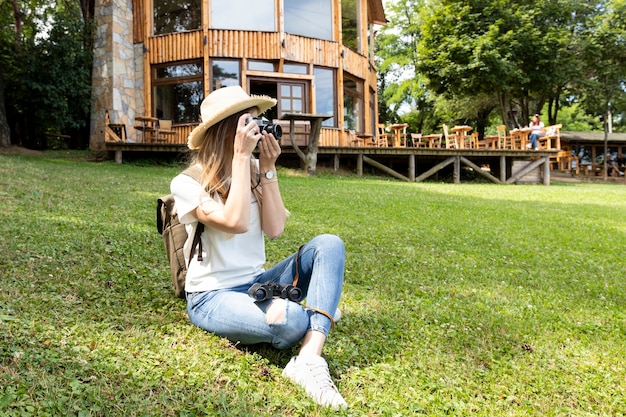 Totale einer Frau, die ein Foto macht