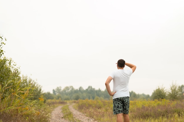 Totale eines Mannes, der weg schaut