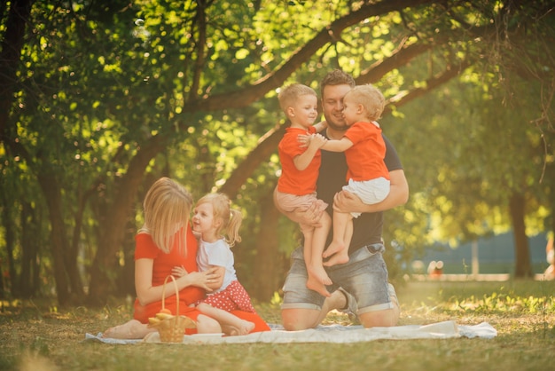 Totale familie im park